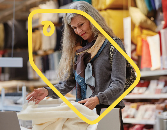 Vrouw kijkt naar producten in een IKEA winkel.