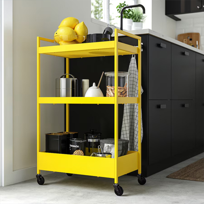 Felgele roltafel naast een keuken, gevuld met verschillende keukenspullen.
