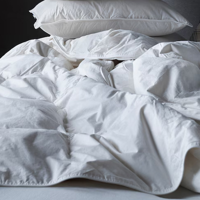 Gerecycled dekbed ligt uitgestrekt op bed