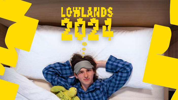 Nederlandse artiest Gotu Jim in bed met pyjama aan
