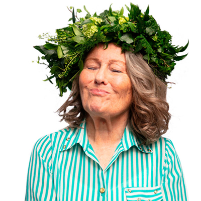 Vrouw met een bloemenkrans op haar hoofd.