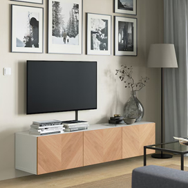 Houtkleurige BESTÅ tv-meubel voor een groene muur