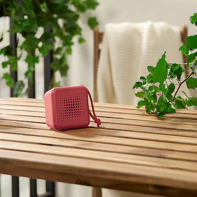 Rode, kleine speaker op buitentafel