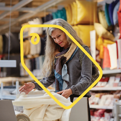 Vrouw kijkt naar producten in een IKEA winkel.