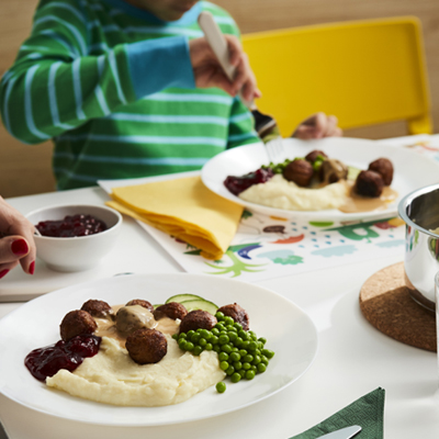Twee borden met balletjes en aardappelpuree in het IKEA restaurant.