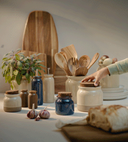 Gif van BRUGDHAJ pot waar door verschillende handen koekjes uit worden gehaald.