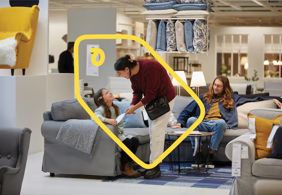Gezin zit op een bank in de IKEA winkel.