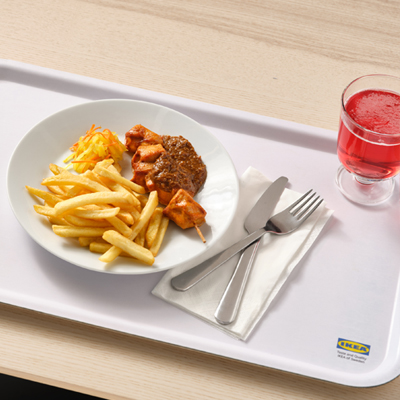 Kipsaté gerecht met patatjes en drinken.