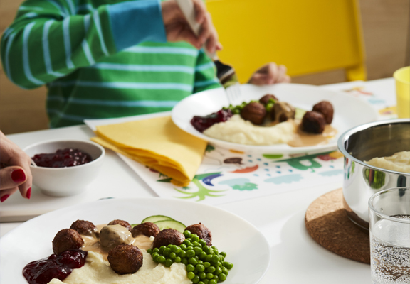 Twee borden met balletjes en aardappelpuree in het IKEA restaurant.
