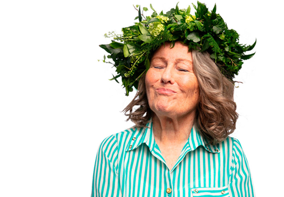 Vrouw met een bloemenkrans op haar hoofd.