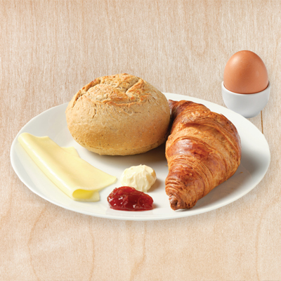 IKEA ontbijt met broodje, croissant, ei, kaas en jam