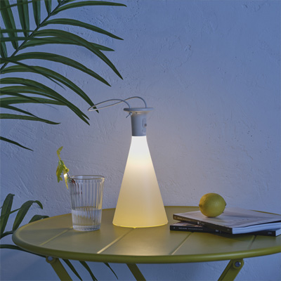 Led tafellamp in droehoekige vorm op een buitentafel