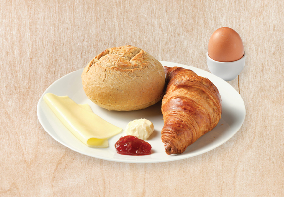 IKEA ontbijt met broodje, croissant, ei, kaas en jam