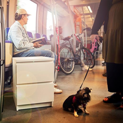 Moeder en kind op de fiets naar IKEA met een speelgoedkeuken