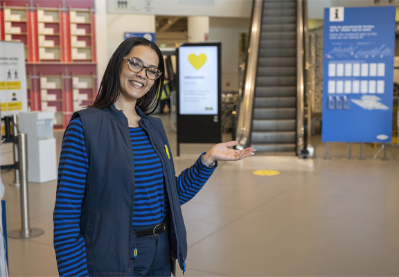 IKEA medewerker staat bij de ingang van een IKEA winkel.