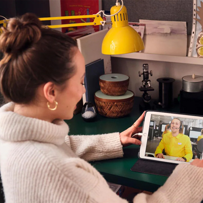 Vrouw heeft thuis een online afspraak met een IKEA specialist.