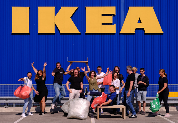 Meerdere mensen voor een IKEA winkel met producten gemaakt van restmaterialen.