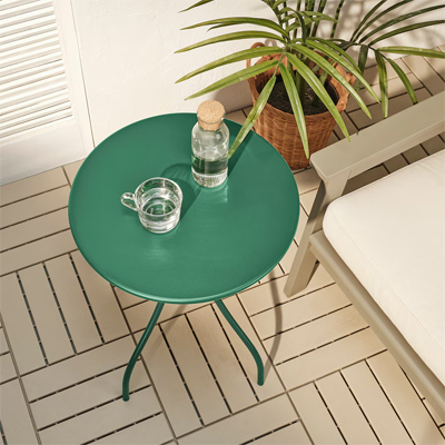 Groen, rond tafeltje op een terras