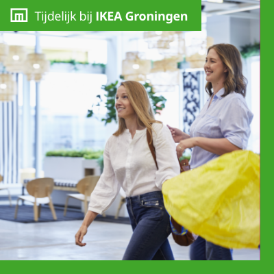 2 vrouwen lopen door IKEA winkel