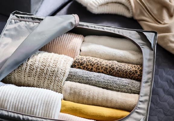 Winterkleding opgevouwen in een SKUBB opbergtas