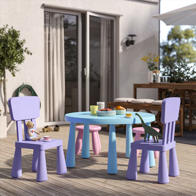 Paarse kinderstoelen aan een lichtblauwe tafel.