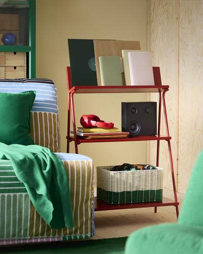 Rood rekje gevuld met boeken en accessoires