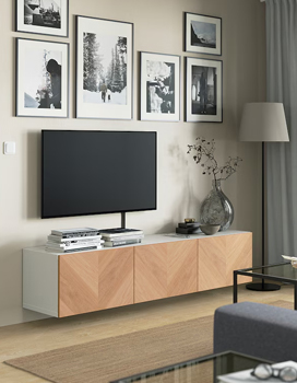 Houtkleurige BESTÅ tv-meubel voor een groene muur