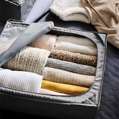 Winterkleding opgevouwen in een SKUBB opbergtas